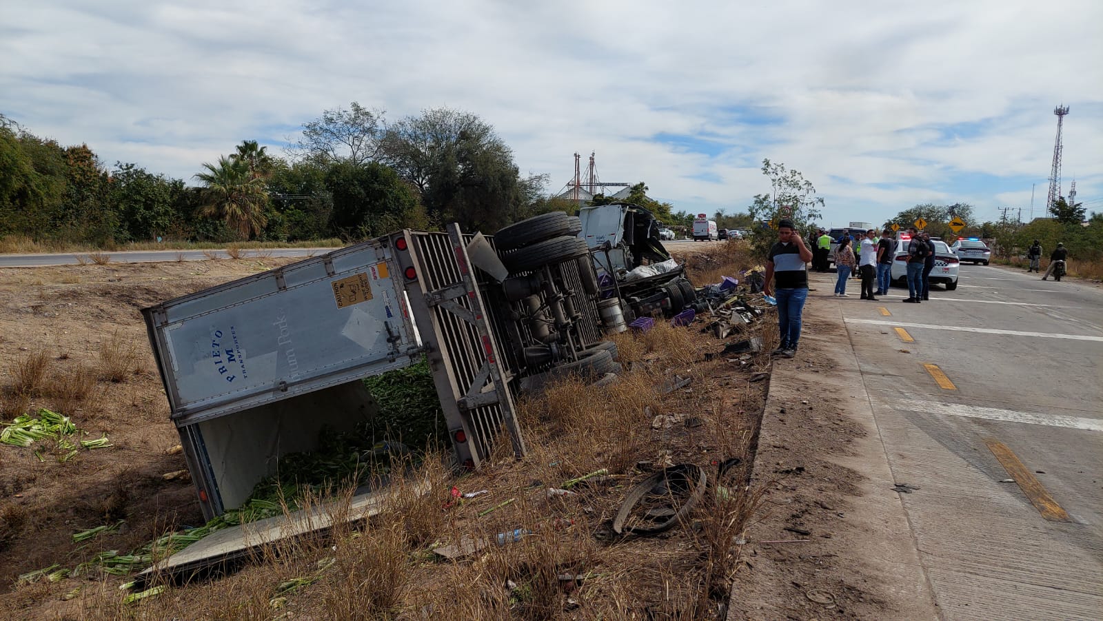 Tráiler accidentado y volcado en Estación Don