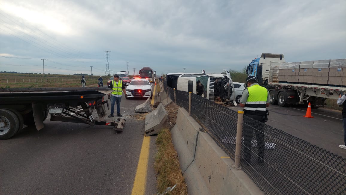 Camioneta volcada sobre el lado del copiloto con los neumáticos hacia un lado en la carretera Internacional México 15 en Ahome