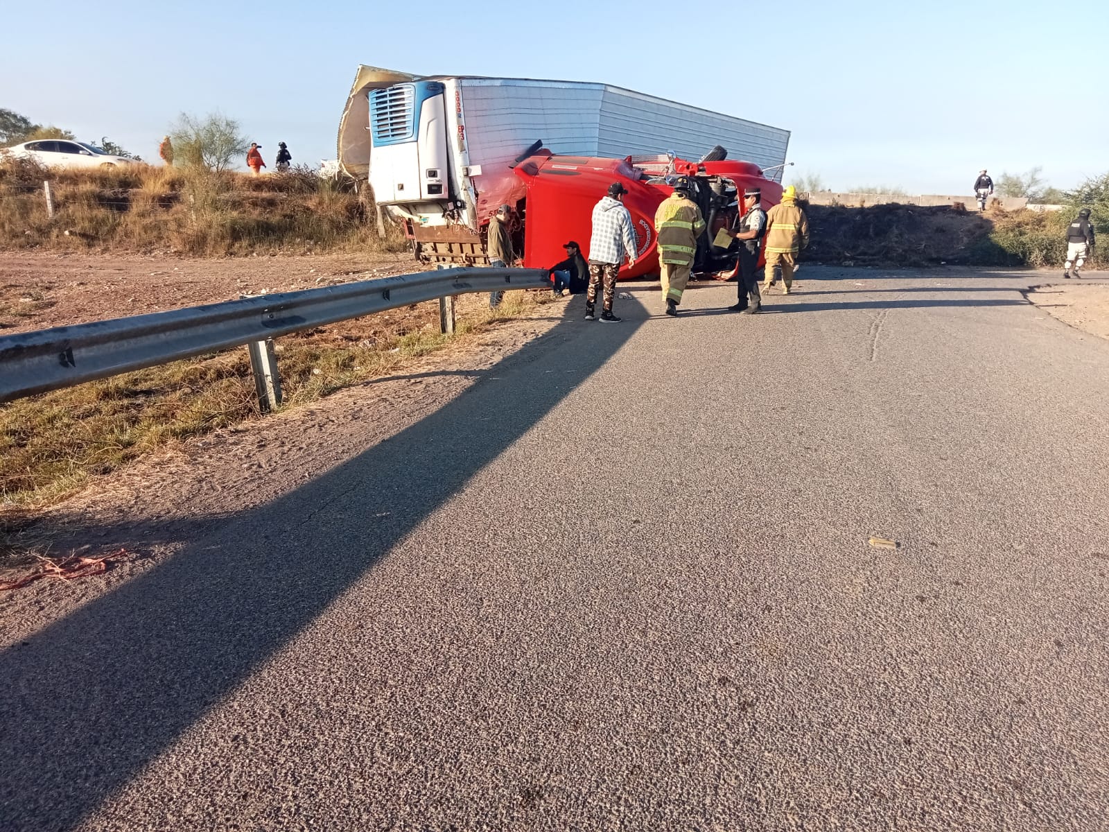 La cabina de un tráiler quedó volcado el lado del copiloto tras un accidente tipo volcadura en Angostura