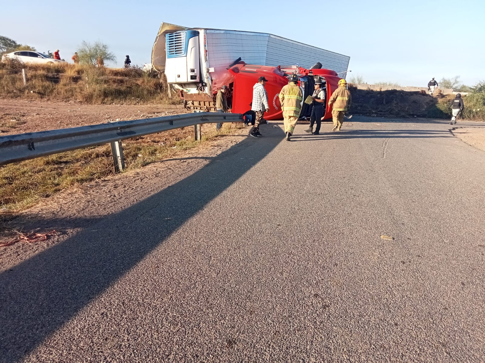 La cabina de un tráiler quedó volcado el lado del copiloto tras un accidente tipo volcadura en Angostura