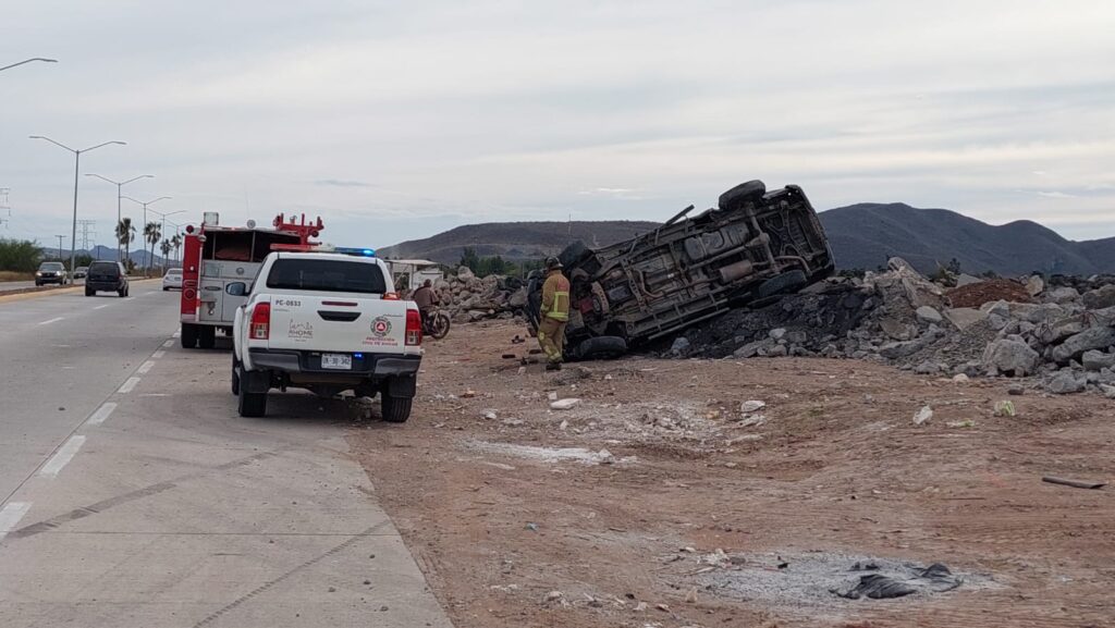 Camioneta volcada sobre el lado del copiloto tras un accidente en la carretera Los Mochis-Topolobampo