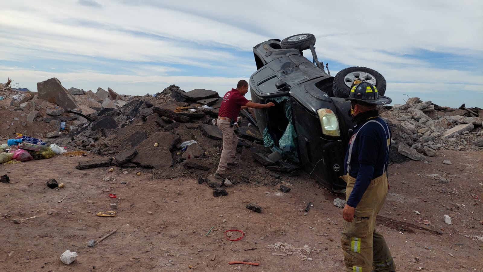 Camioneta volcada sobre el lado del copiloto tras un accidente en la carretera Los Mochis-Topolobampo