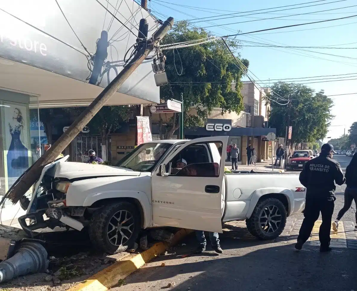Daños ocasionados en el centro de Guasave tras accidente de una camioneta