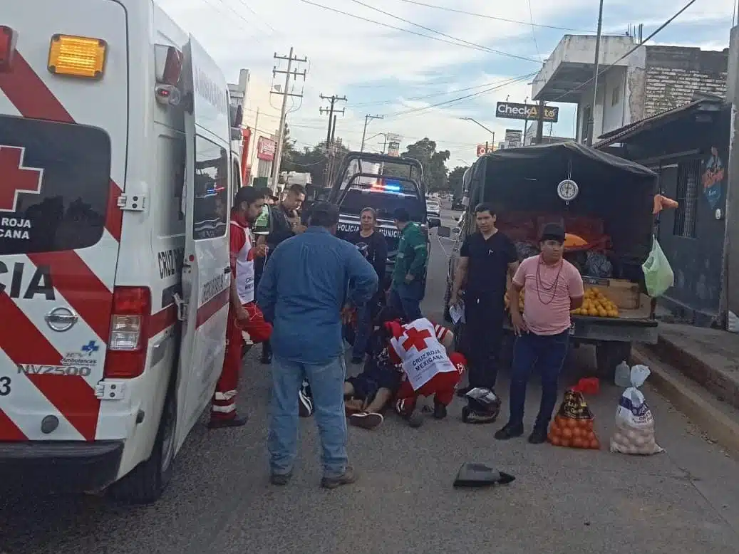 Paramédicos de Cruz Roja Mexicana brindaron las primeras curaciones al joven.