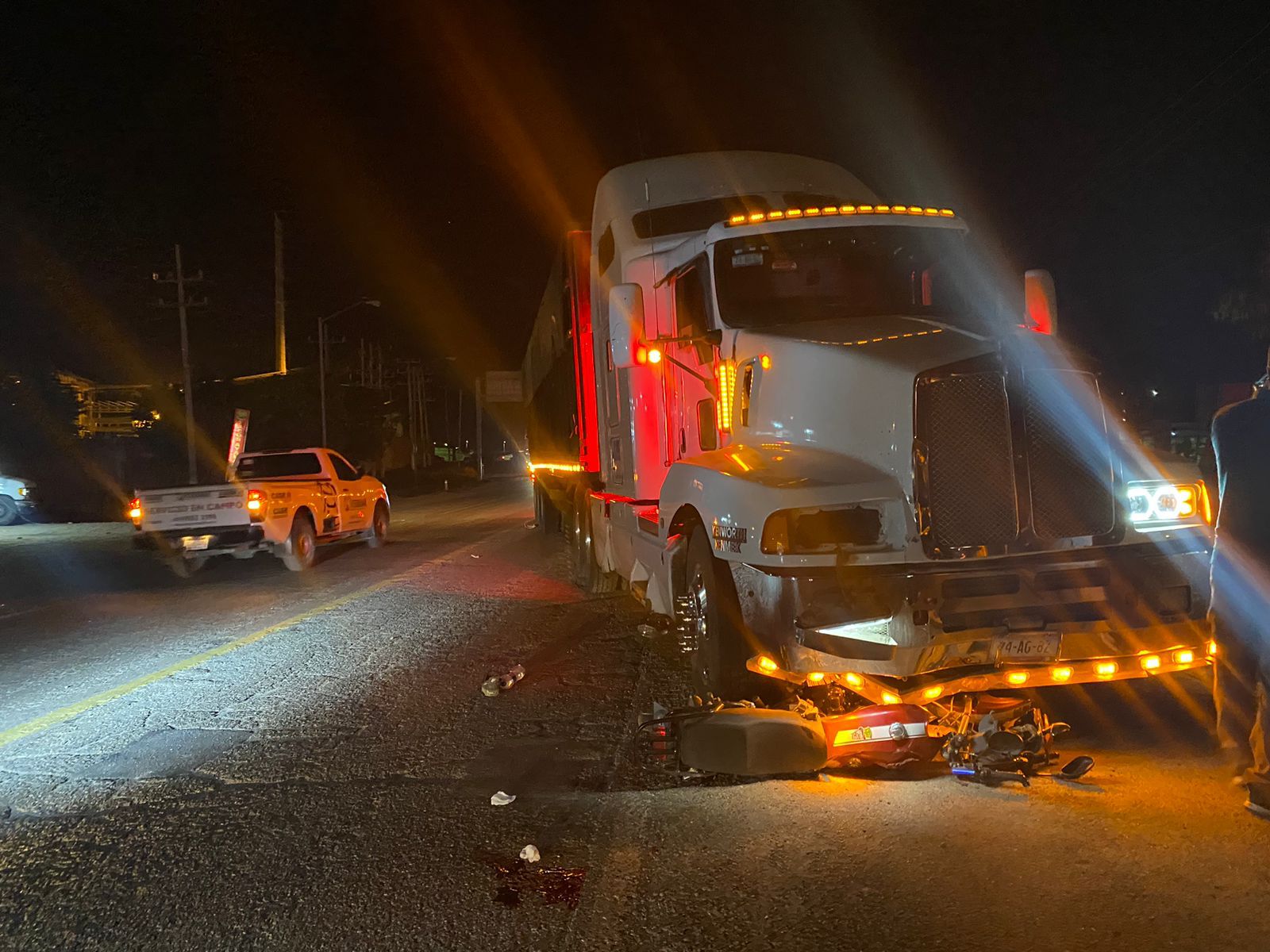 La motocicleta quedó debajo del frente de la pesada