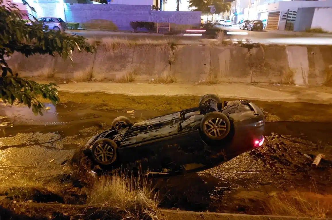 El vehículo quedó dentro del canal y con las llanas hacia arriba.