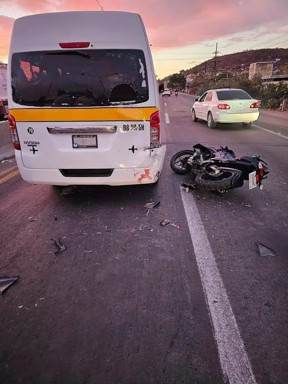 El motociclista resultó con lesiones leves tras el choque.