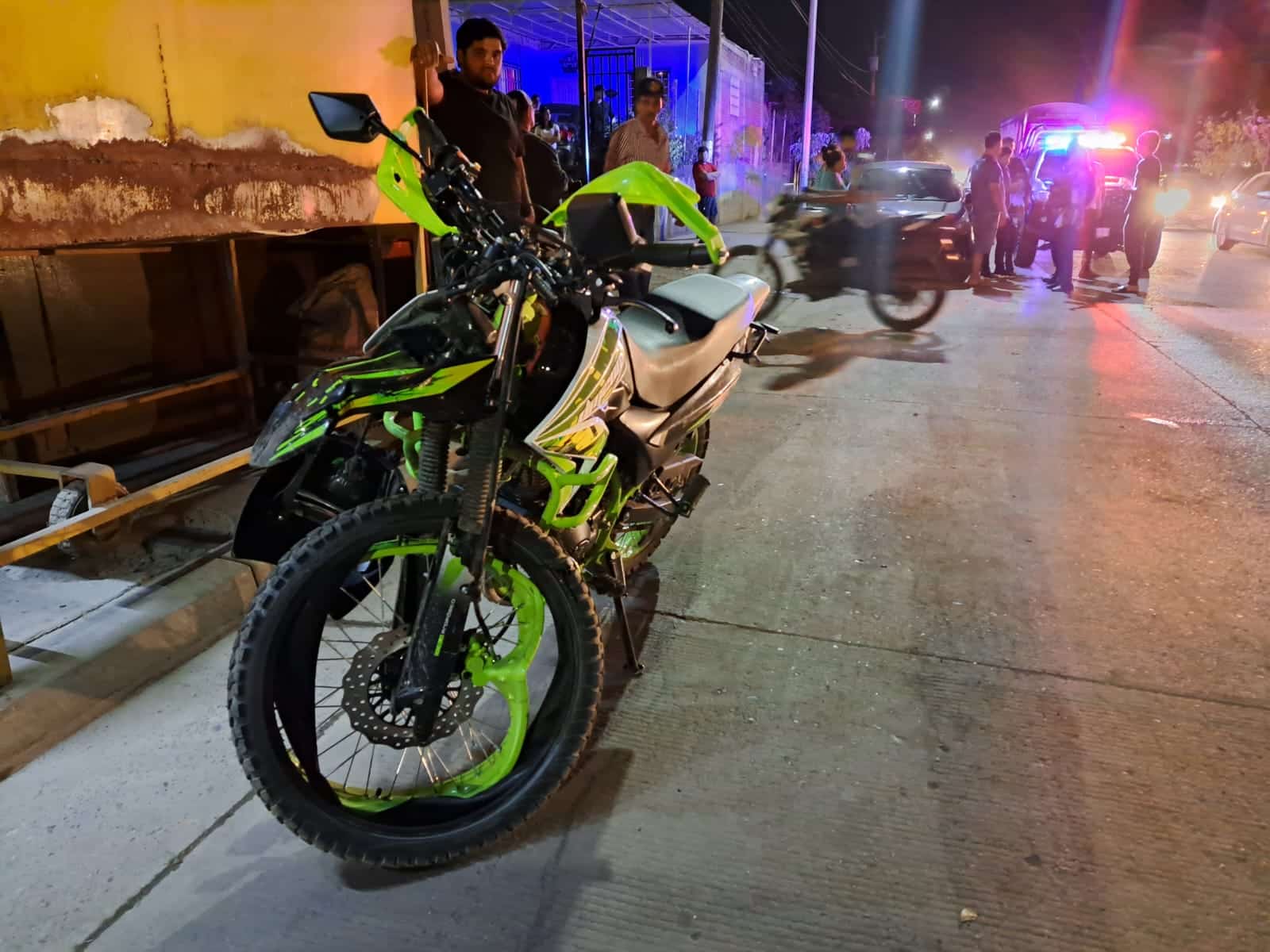 El motociclista sufrió fuertes golpes tras el accidente.