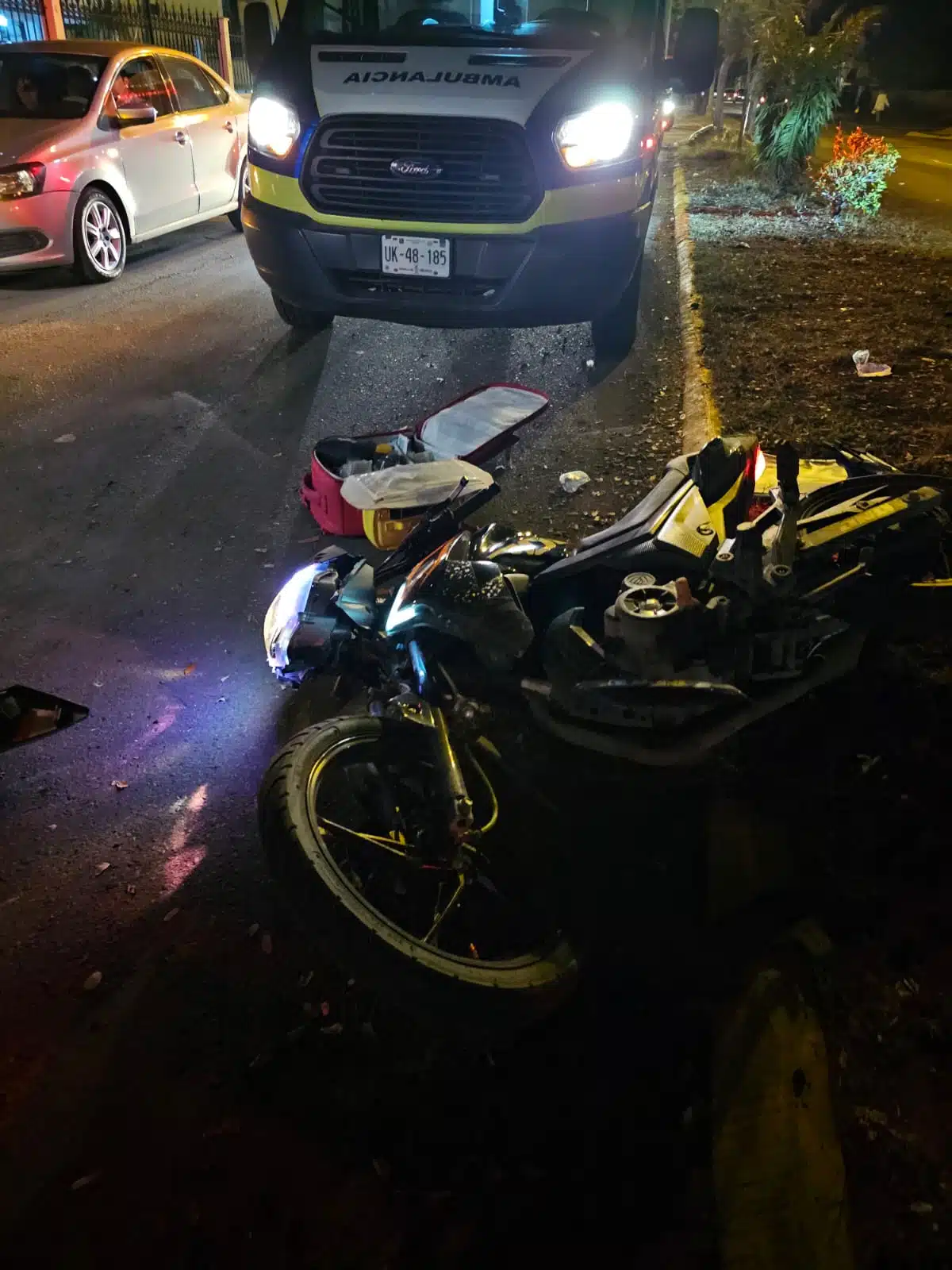 Los jóvenes viajaban en una motocicleta cuando fueron embestidos por un vehículo.