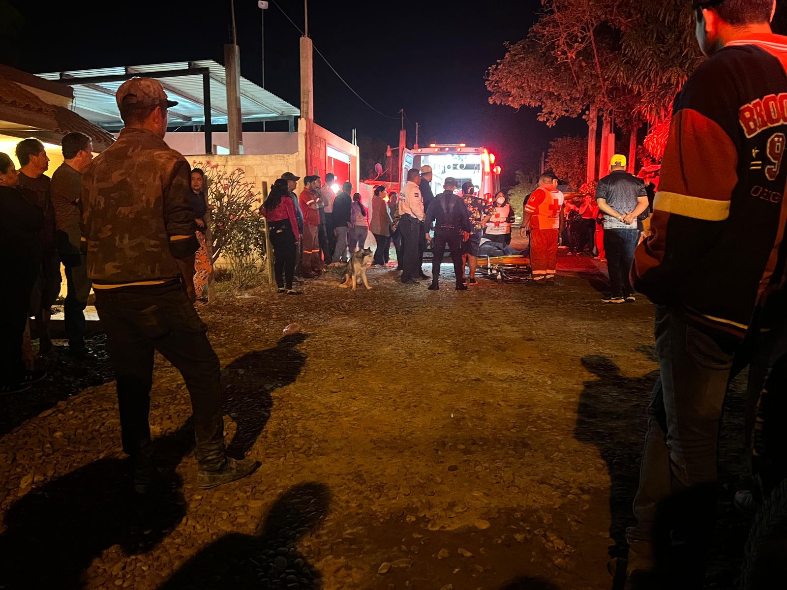 El niño y la pareja que viajaba en la cuatrimoto fueron trasladados a un hospital.