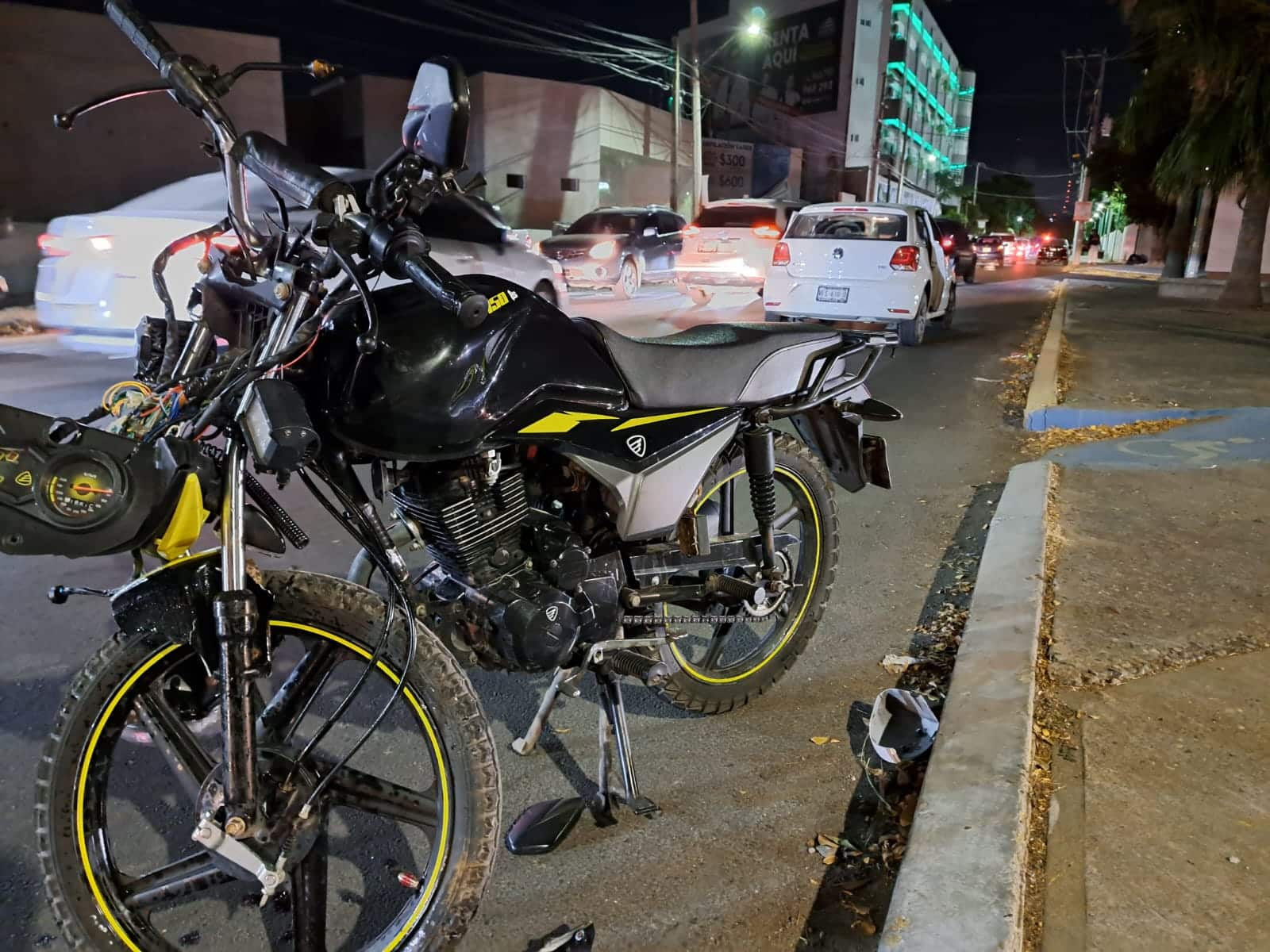 El motociclista salió proyectado al pavimento y sufrió golpes