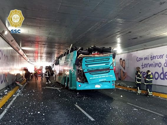 Autobús turístico queda atorado en Viaducto y deja 16 lesionados