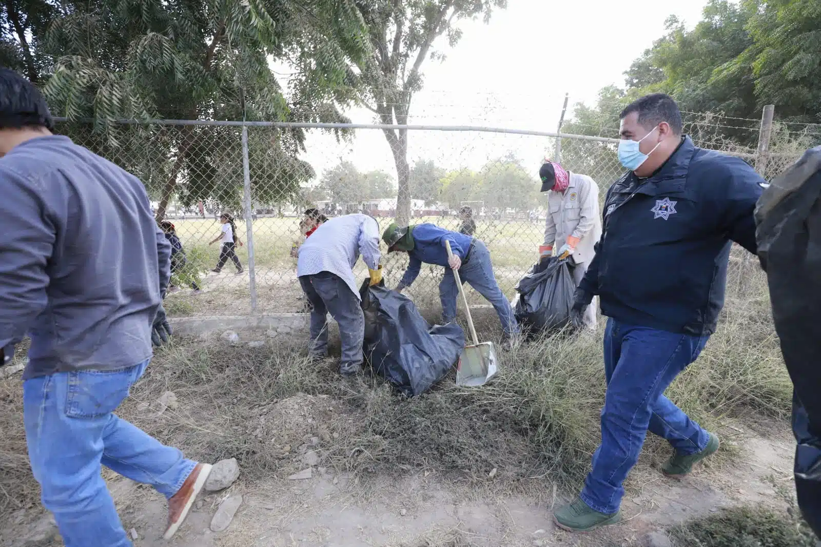 Acciones de limpieza y descacharrización en cuarterías de Guasave