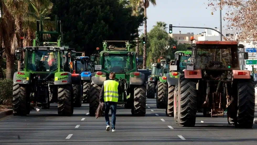 Agricultores de la Unión Europea bloquean carreteras con tractores