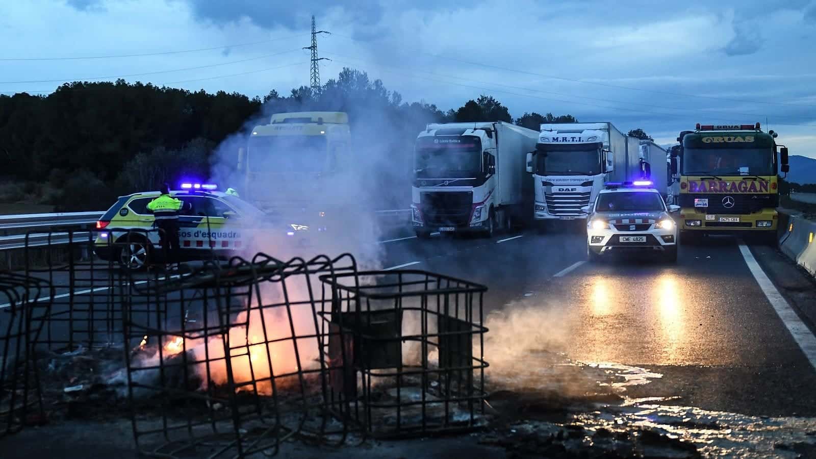 Agricultores en Cataluña realizan cortes en vías cercanas a la frontera con Francia