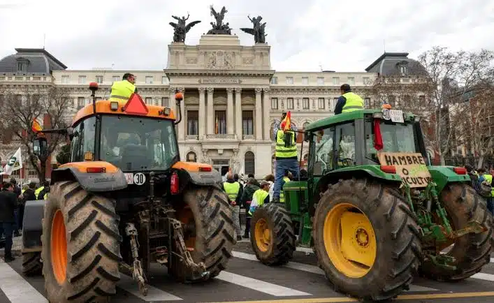 Agricultores españoles protestan con más de 500 tractores en calles de Madrid