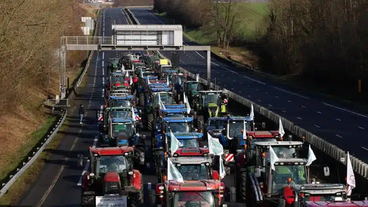 Agricultores franceses suspenden protestas tras acuerdos con el Gobierno