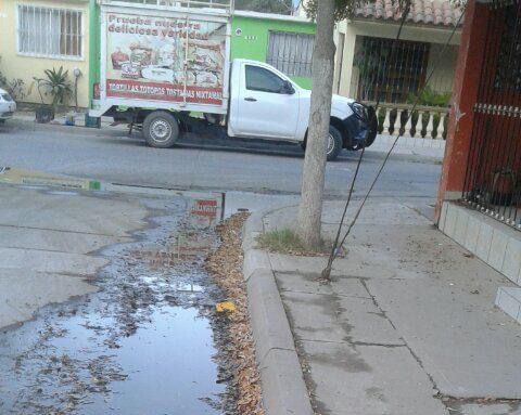 Calle con aguas negras 