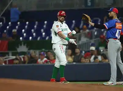 Agustín Murillo en la primera base luego de pegar hit