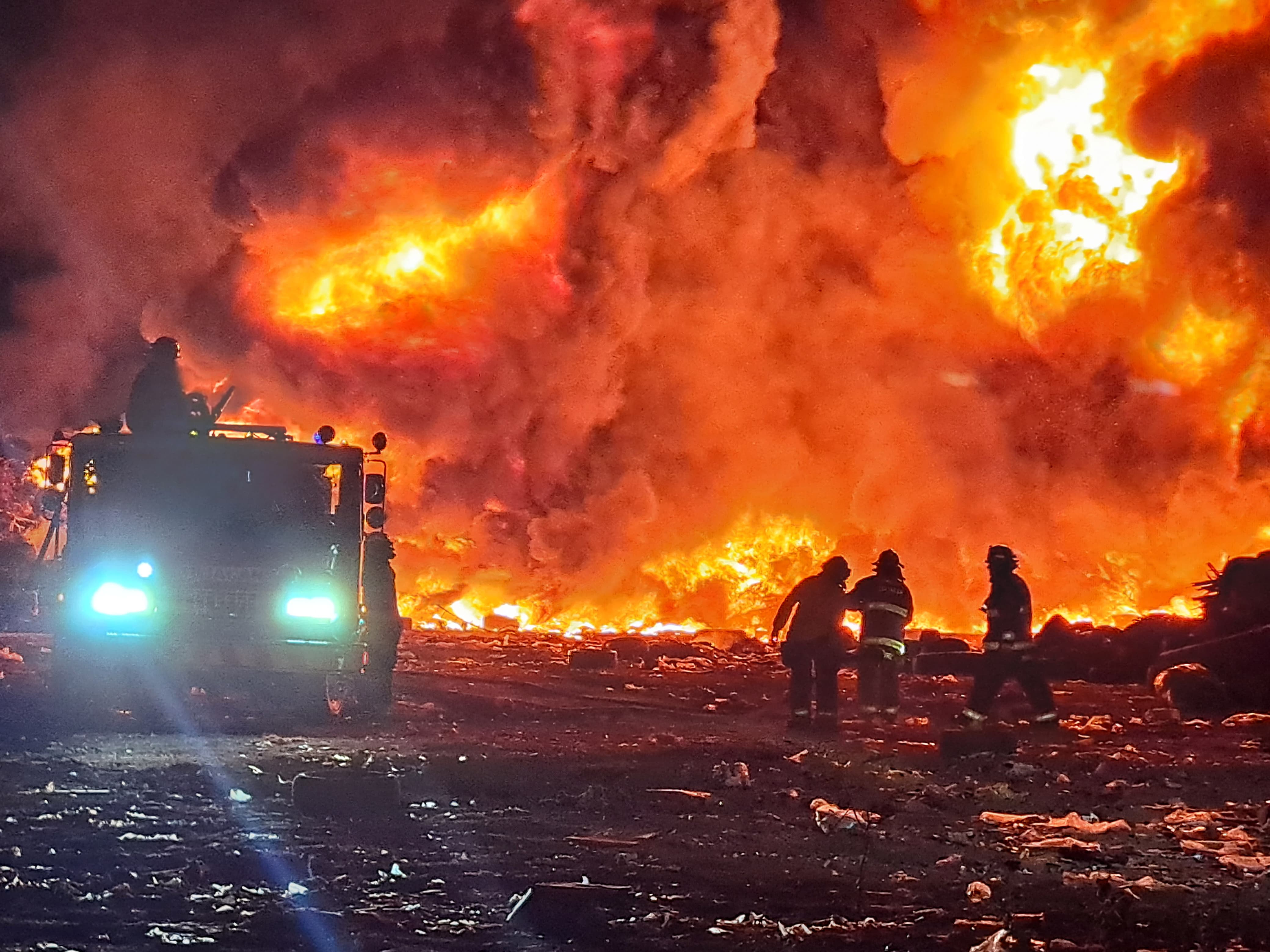 Al rojo vivo el fuego durante incendio en el basurón municipal de Culiacán