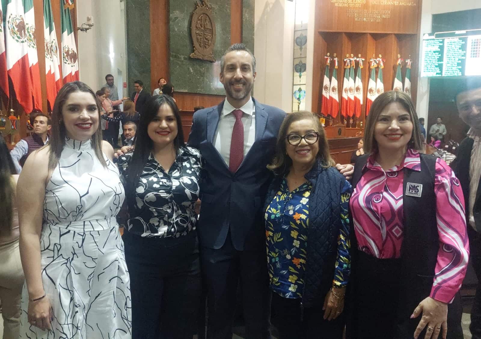 Alba Virgen Montes Álvarez, Elizabeth Chía Galaviz, Gene René Bojórquez Ruiz, Viridiana Camacho Millán y María del Rosario Osuna Gutiérrez, diputados del PAS, posando para una foto cuando solicitaron licencia ante el Congreso del Estado de Sinaloa en Culiacán