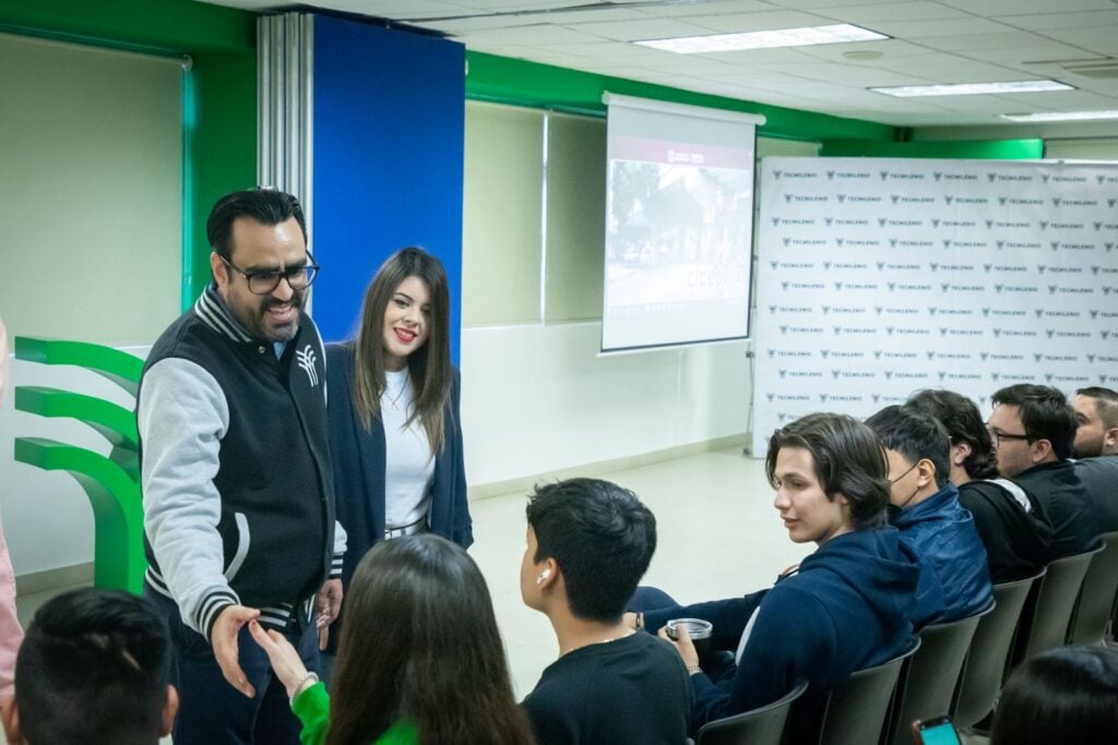 Alcalde Juan de Dios Gámez Mendívil, presenta proyecto de ciclovías a estudiantes de Tecmilenio.