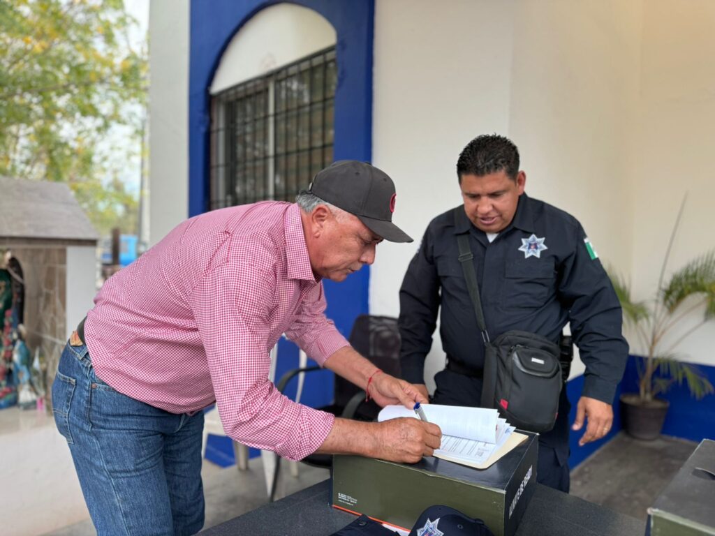 Alcalde de El Fuerte firma lista de policías que recibe equipo