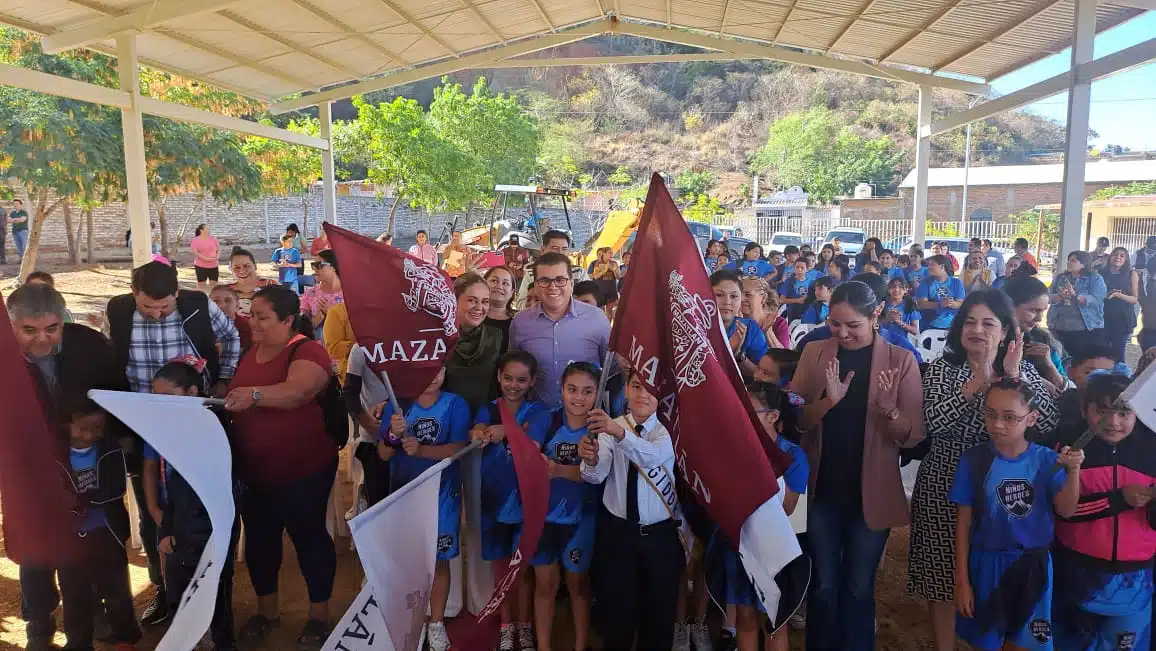 Alcalde de Mazatlán da banderazo para los trabajos en la colonia Juárez y en una escuela primaria