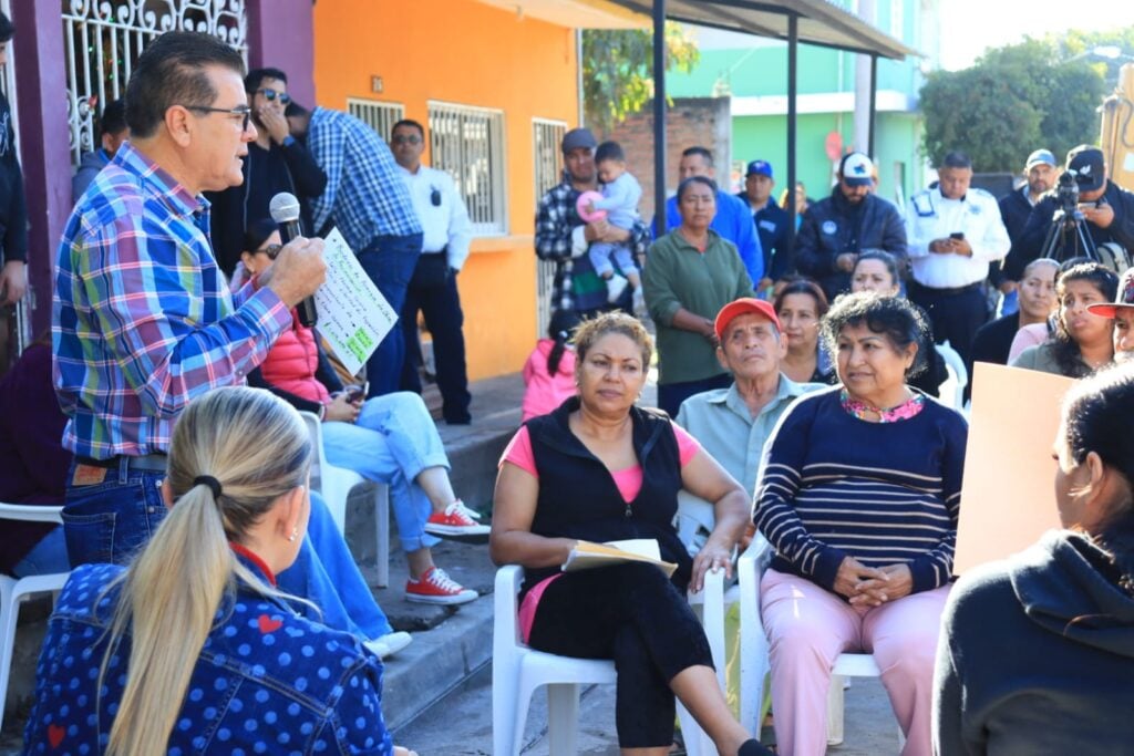 Presidente municipal pone en marcha obras de pavimentación en las colonias Libertad de Expresión y Flores Magón