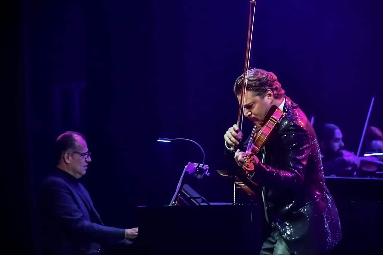 El violinista canadiense Alexandre Da Costa en la Velada de las Artes en el Teatro Ángela Peralta de Mazatlán