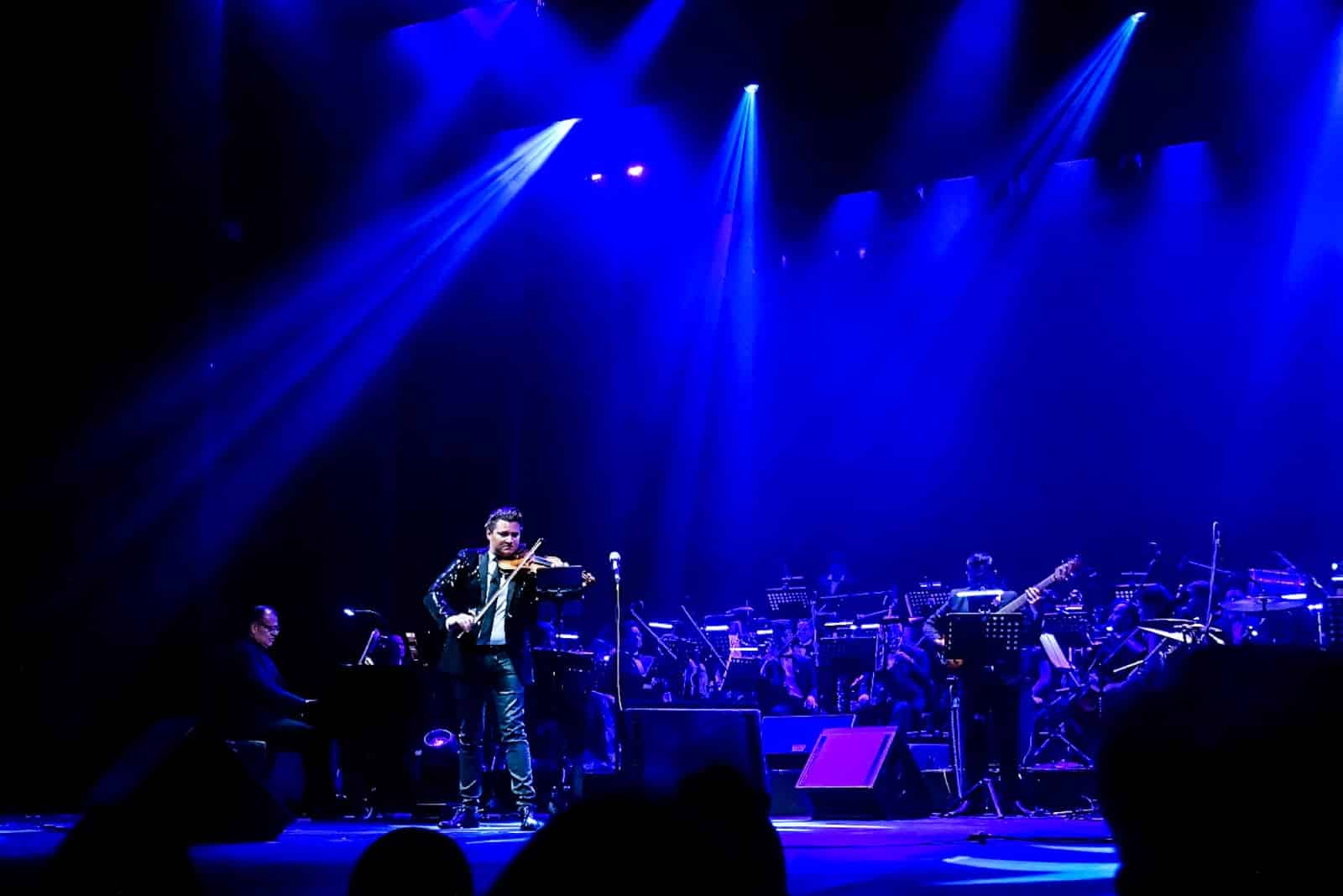 El violinista canadiense Alexandre Da Costa en la Velada de las Artes en el Teatro Ángela Peralta de Mazatlán