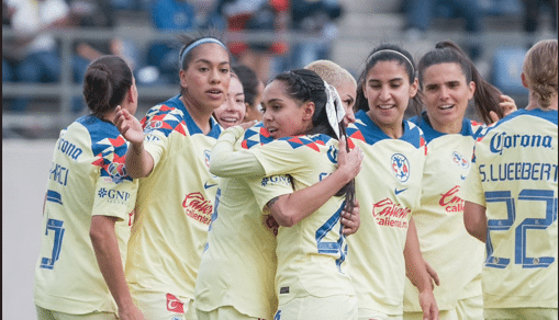 Alondra Cabanillas y su equipo.