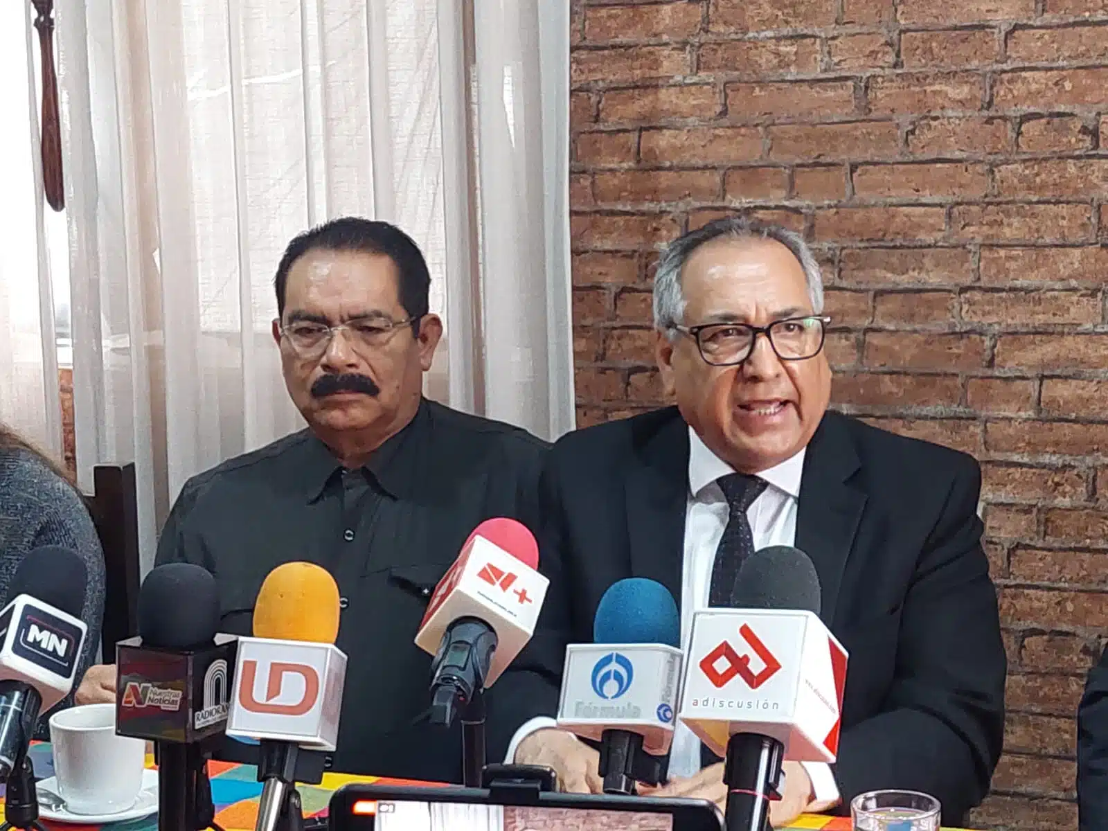 Ambrocio Chávez Chávez en conferencia de prensa con los medios de comunicación en Culiacán