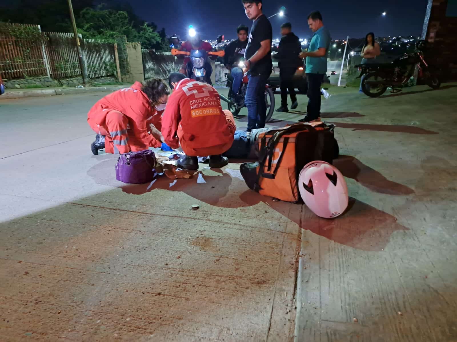 Elementos de la Cruz Roja atendiendo a Francisco en el lugar del accidente donde fue arrollaron en Culiacán