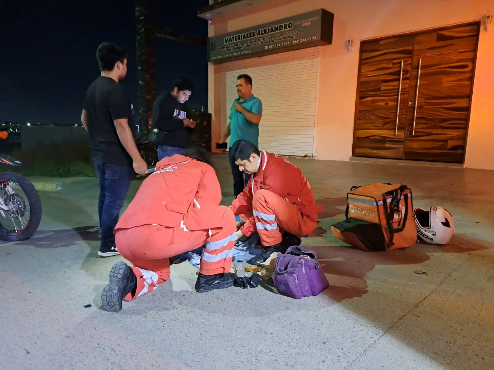 Elementos de la Cruz Roja atendiendo a Francisco en el lugar del accidente donde fue arrollaron en Culiacán