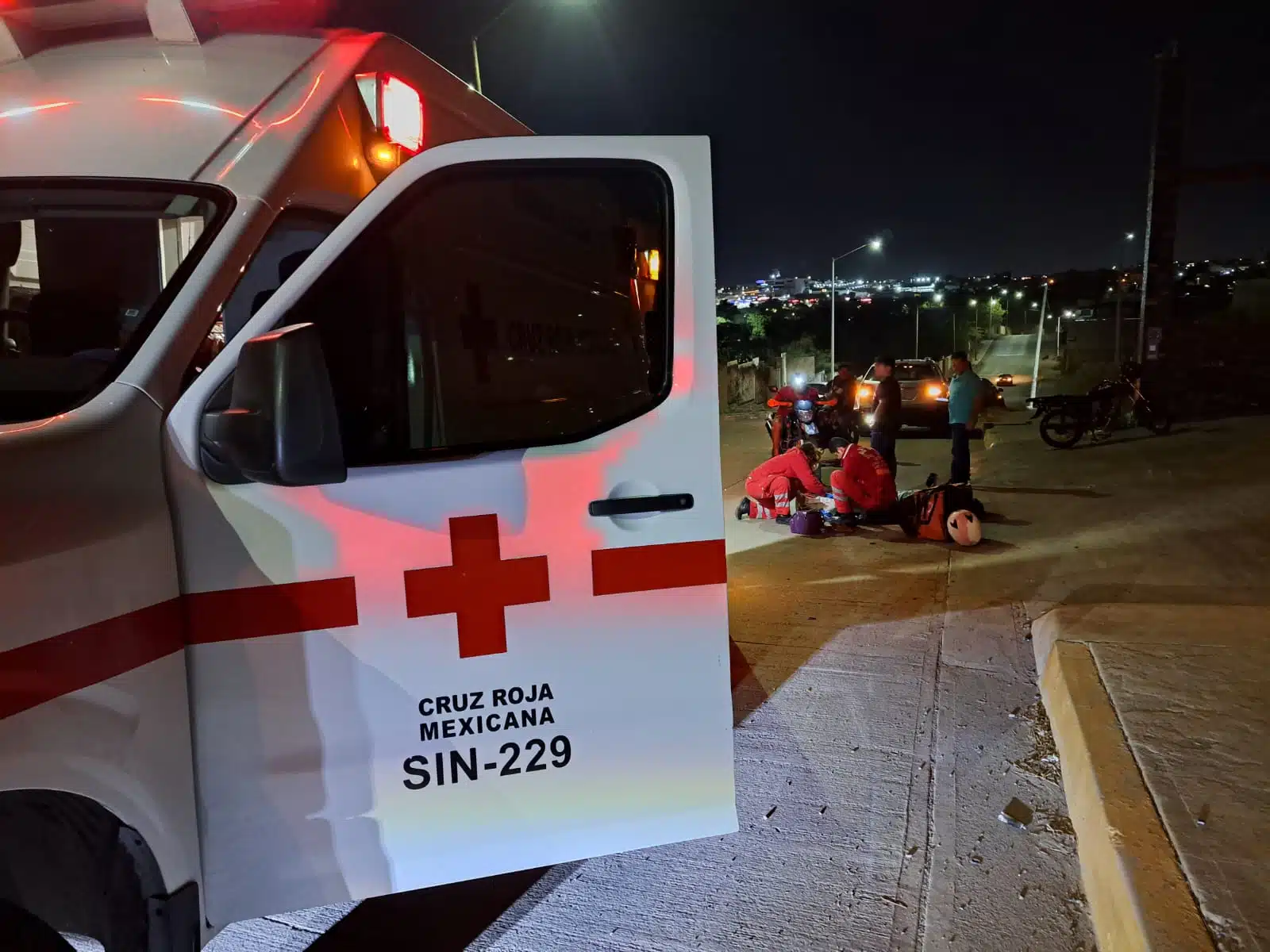 Ambulancia de la Cruz Roja en el lugar del accidente donde arrollaron a Francisco en Culiacán
