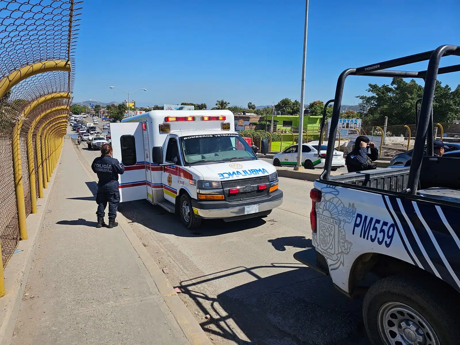Ambulancia de Bomberos Veteranos de Mazatlán en el lugar donde María Fernanda se cayó de la motocicleta en la que viajaba con su papá