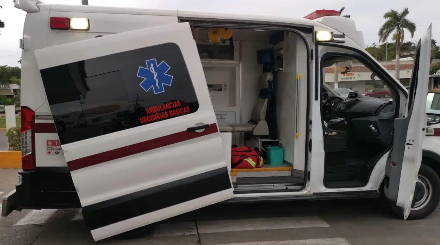 Ambulancia de Summa con la puerta dañada en Los Mochis