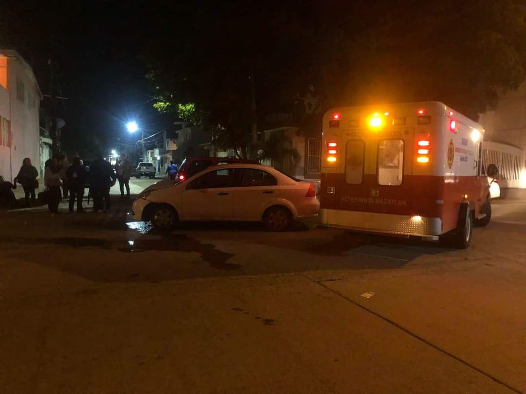 Ambulancia en choque por Mazatlán
