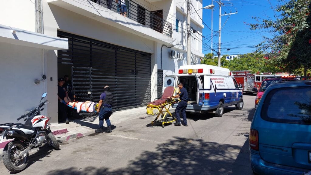 Ambulancia en el domicilio de una mujer que recibió descarga eléctrica en Mazatlán