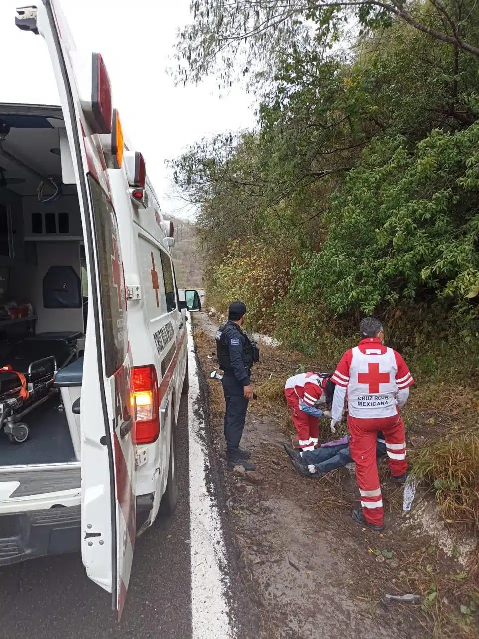 elementos preventivos de la policía de San Ignacio y paramédicos de la Cruz Roja