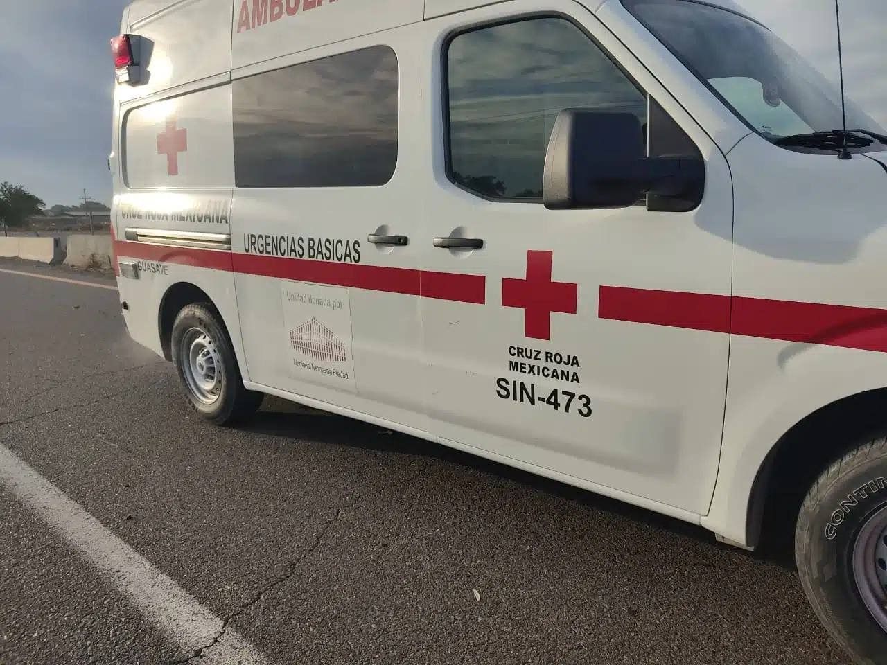 Ambulancia de la Cruz Roja en una carretera de Guasave