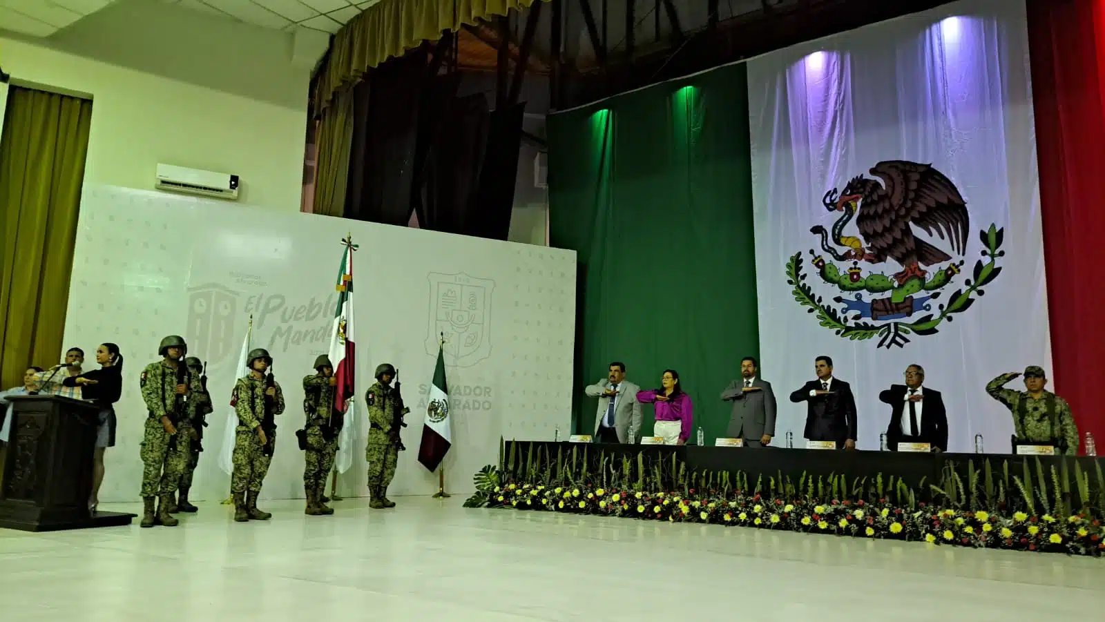 Bandera de México al fondo, escolta del Ejército Mexicano en el 62 aniversario de Salvador Alvarado