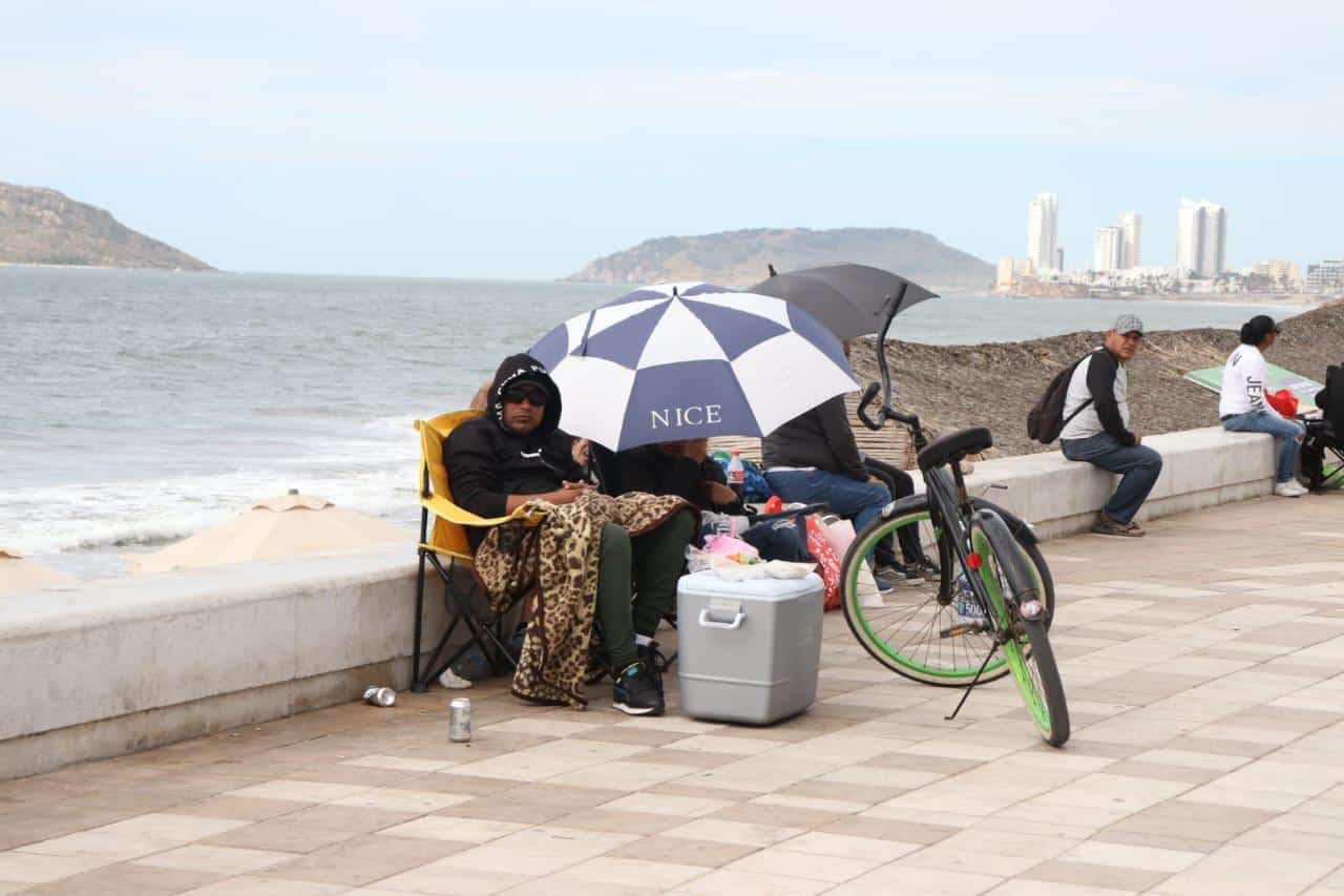 El gobierno municipal retiró del malecón algunos artículos de personas que están apartando espacio.