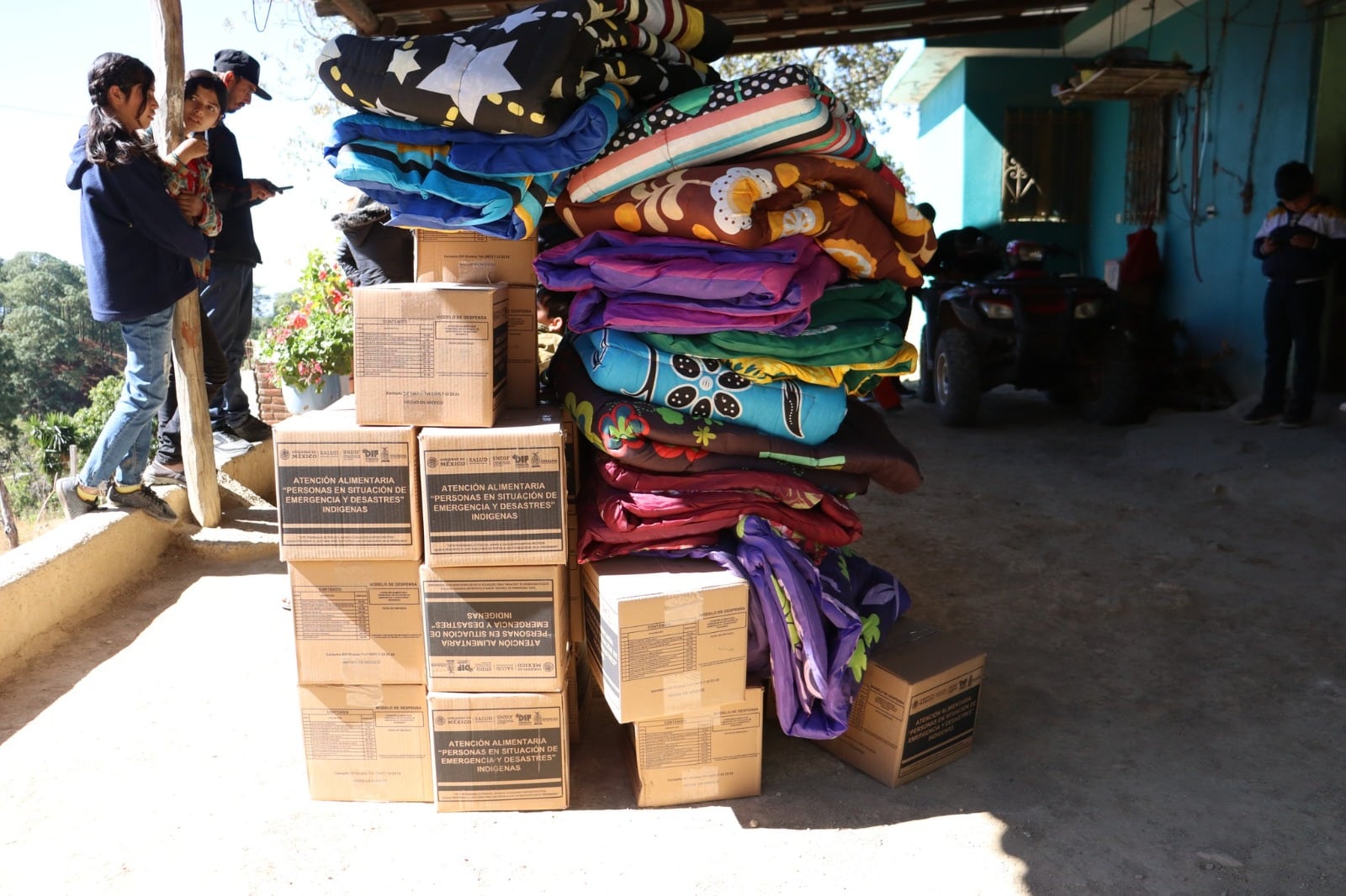 Cobijas y apoyos alimenticios en la sierra de Sinaloa Municipio