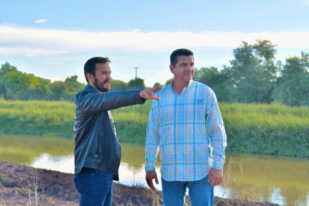 Armando Camacho Aguilar junto a una persona en el río Évora en Guamúchil