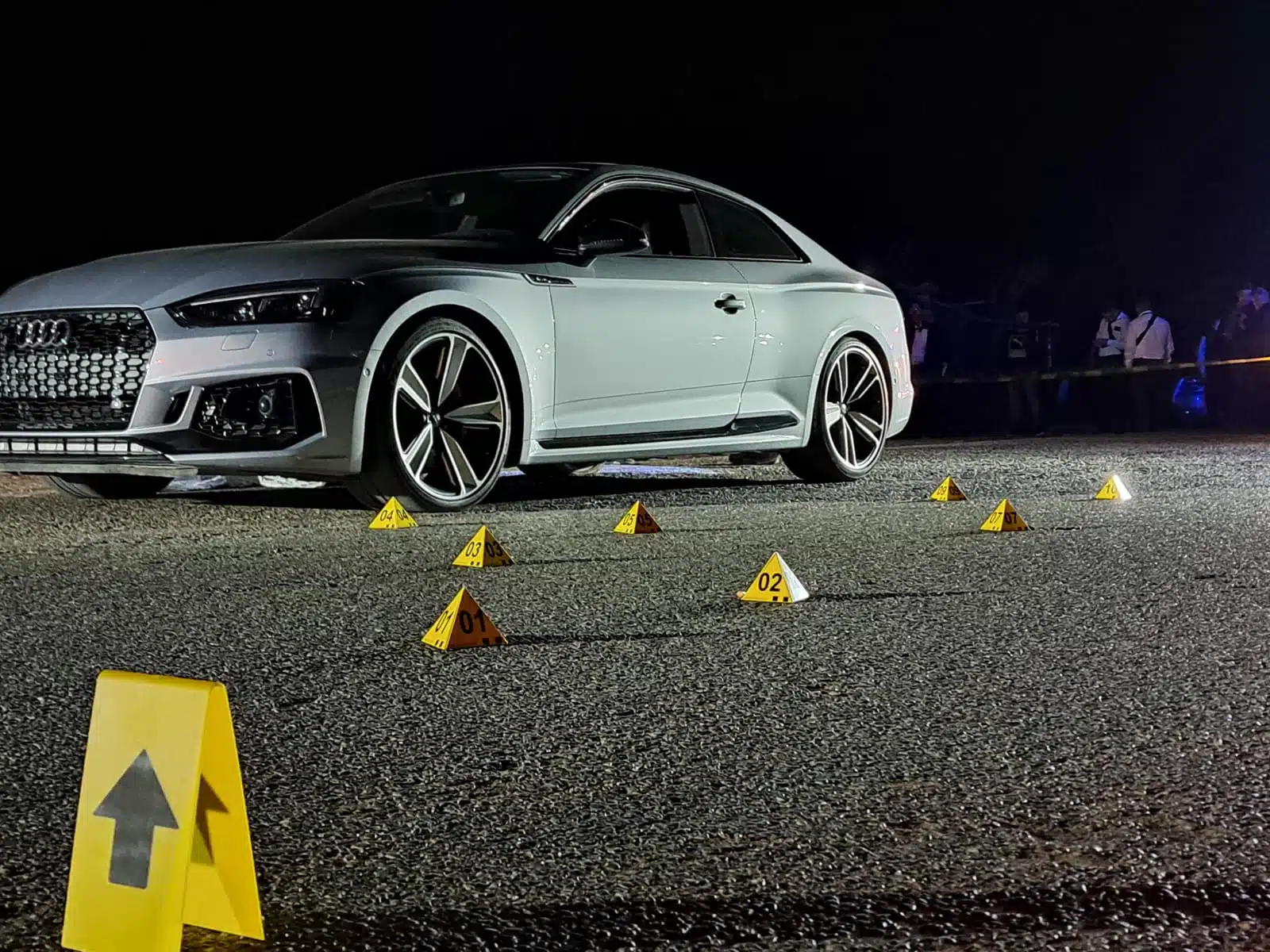 El cuerpo fue localizado junto a un automóvil Audi RS5 color gris.
