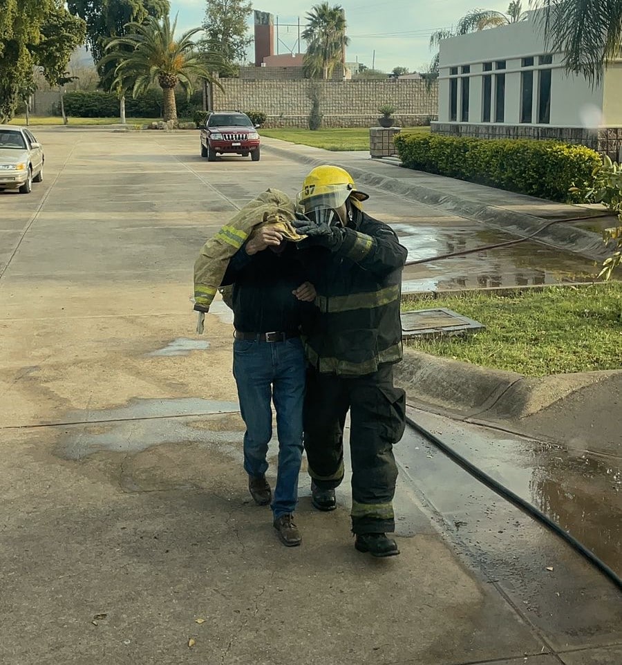 Bomberos rescatan a un hombre en panteón de Guamúchil