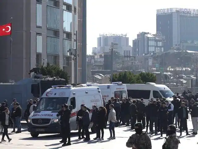 Atentado en edificio gubernamental de Estambul deja tres muertos y cinco heridos