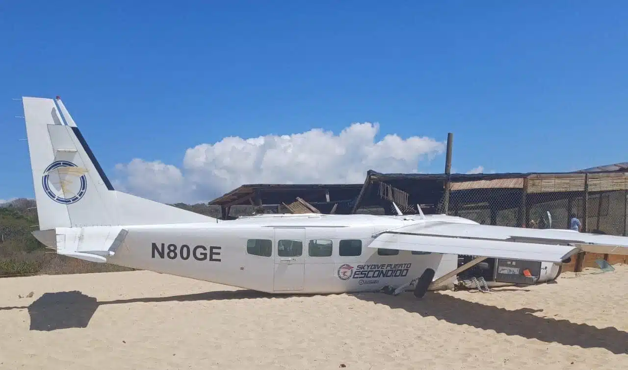 Aterriza de emergencia una avioneta en playa Bacocho de Oaxaca; hay un fallecido